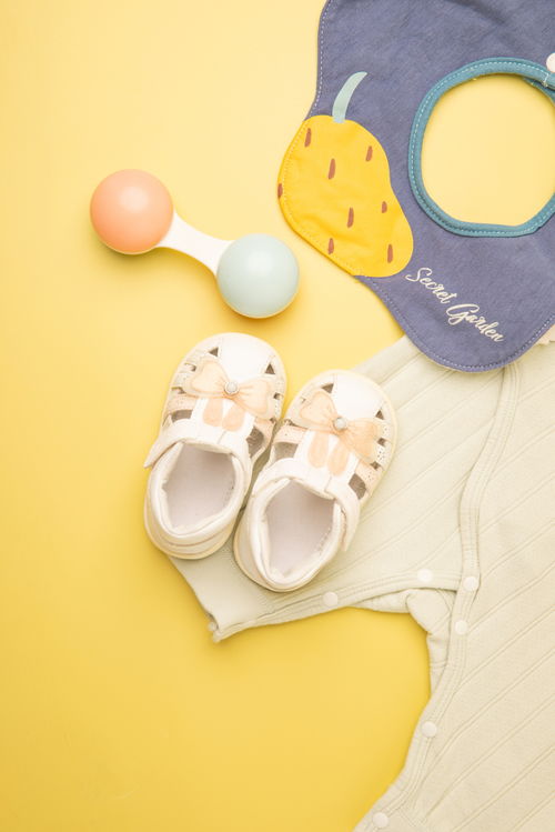 嬰童用品攝影美學 兒童鞋、玩具與圍兜的視覺敘事